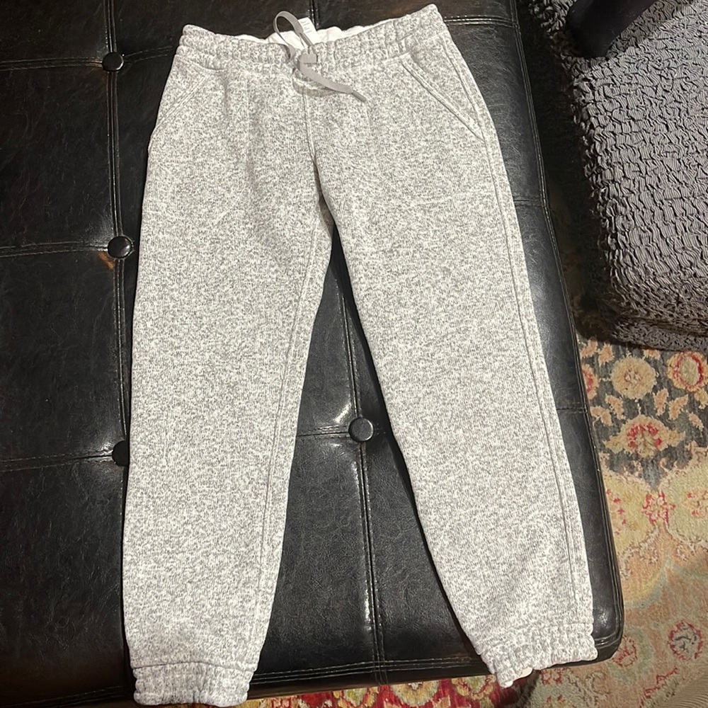 This is a new pair of Lululemon sweatpants no tags no stains, tears or rips